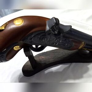 Vintage 1968 Ezra Brooks Dueling Pistol Liquor Decanter with original stand